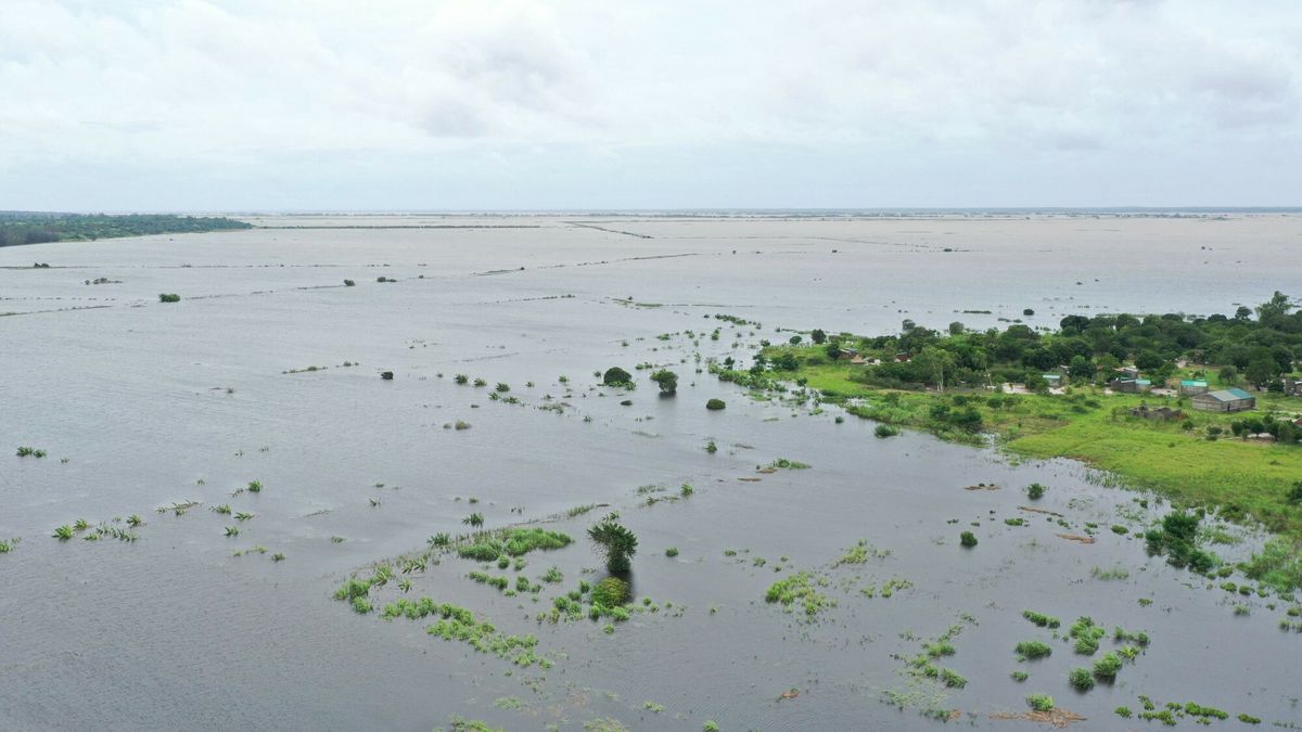 Archiwum zagraniczne East News 2026-01
This aerial view shows floodwater caused by heavy rains near Maputo on January 20, 2026. At least 114 people have died since the rainy season began in early October 2025, including 51 since Christmas Eve, when downpours intensified and sent torrents of river water crashing through several villages.
The United Nations says the surging waters have spiralled into a rapidly escalating emergency. (Photo by Emidio JOZINE / AFP)
EMIDIO JOZINE