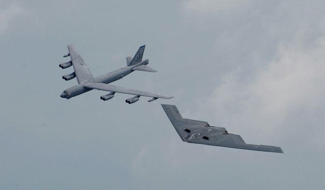 Stary B-52 pozostanie w służbie dłużej niż znacznie nowocześniejszy B-2 Spirit