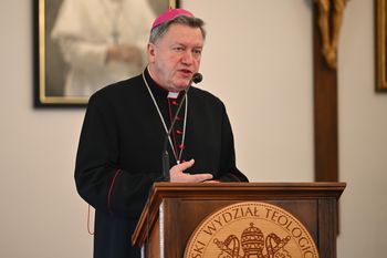 Oszuści podszywają się pod arcybiskupa. Archidiecezja ostrzega księży