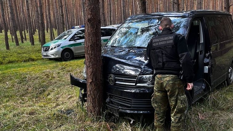 Z nieznanych przyczyn uciekinier zjechał z drogi i uderzył w drzewo
