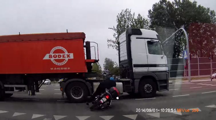 Łódź: ciężarówka prawie skasowała skuter