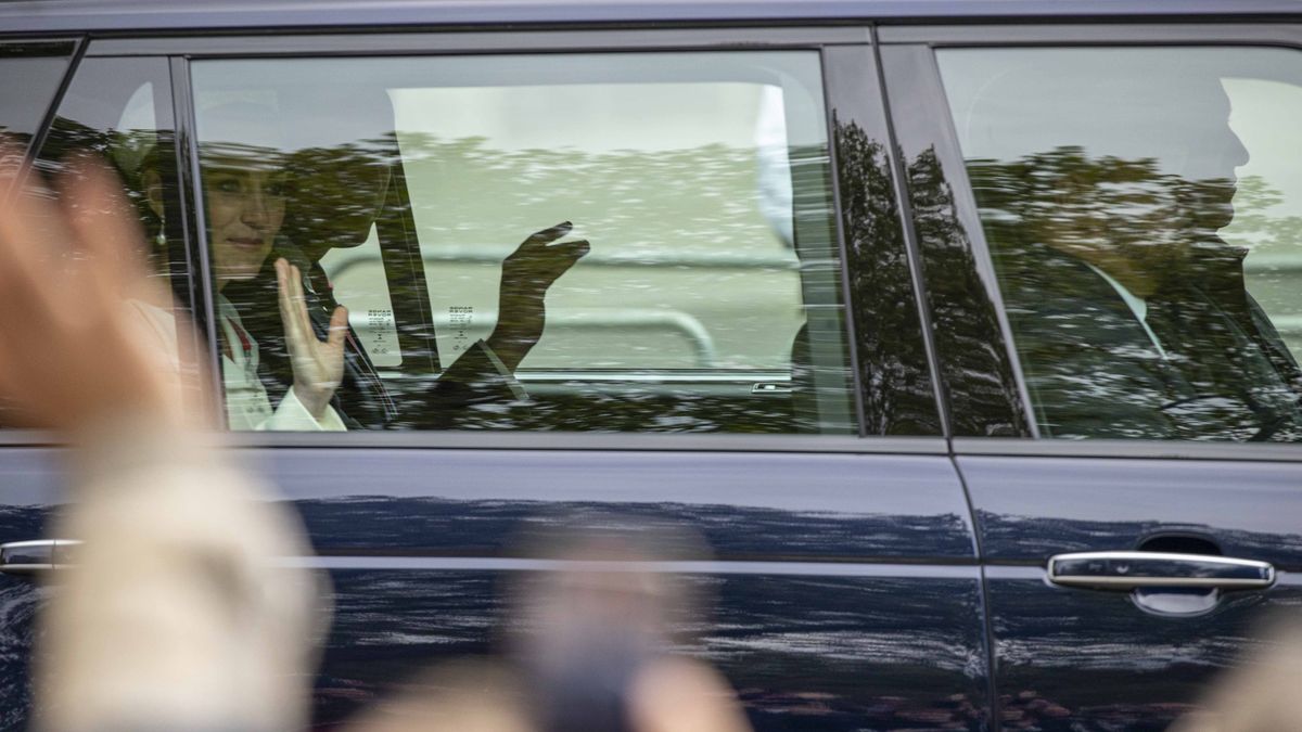 LONDON, UNITED KINGDOM - APRIL 25: Duke of Cambridge Prince William (2nd L) and his wife Duchess Kate Middleton (L) attend the ANZAC (Australian and New Zealand Army Corps) Day in London, United Kingdom on April 25, 2022. (Photo by Rasid Necati Aslim/Anadolu Agency via Getty Images)