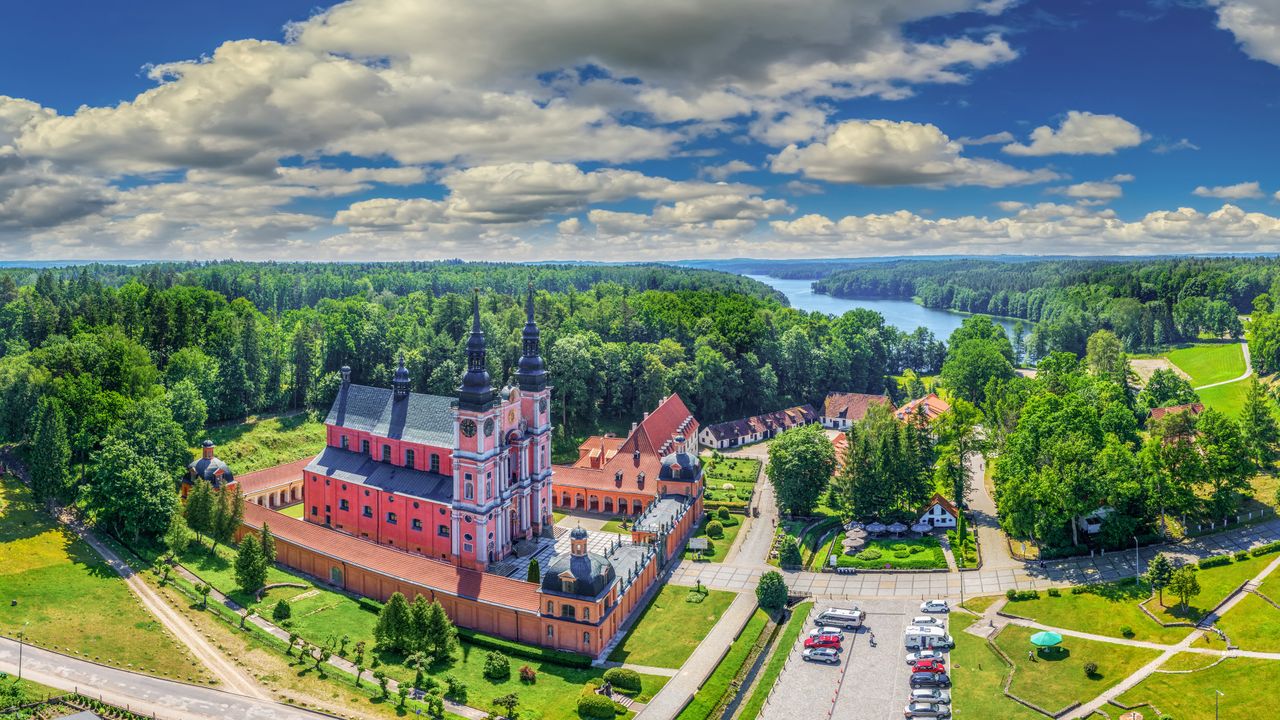 Sanktuarium w Świętej Lipce i jego malownicze otoczenie przyciągają na Warmię pielgrzymów i turystów 