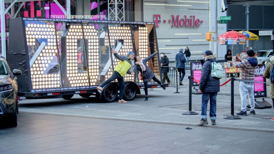 Ludzie pozują przy napisie "2021", które w noc sylwestrową stanie na szczycie jednego z budynków na Times Square