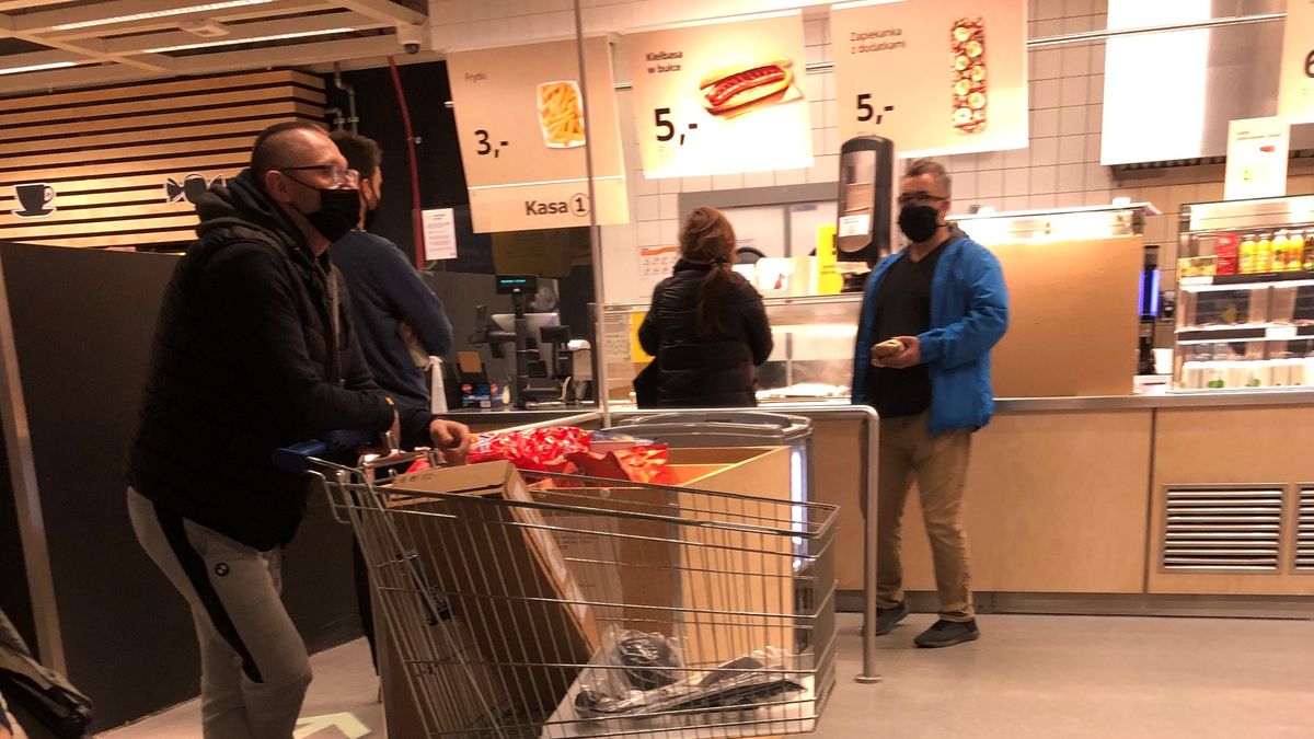 W Ikei najdłuższa kolejka jest do hot dogów.