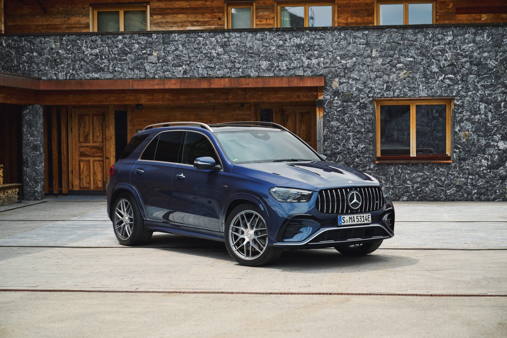 Test Drive Mercedes-AMG E 53 HYBRID & Mercedes-AMG GLE 53 HYBRID
Mercedes-Benz AG, Communications & Marketing, photo by Deniz Calagan on behalf of Mercedes-Benz AG
Mercedes-AMG; Performance and efficiency in a new combination: the Mercedes-AMG E 53 HYBRID 4MATIC+; MediaSite; Saloon; Press Releases sorted by years; 06 - 2024; PKW Mercedes AMG - AKTUELL; Mercedes-AMG Limousine - T-Modell - Coupé (2 Türen) - Cabriolet; Press Archives; Pre-Media; Hybrid; Pressemitteilungen;  Mercedes-Maybach ; W213 - Mercedes-AMG E 53 HYBRID 4MATIC+ - 2023; W213 - Mercedes-AMG E 53 HYBRID 4MATIC+ Limousine - 2023; E-Class; 2024;  Mercedes-AMG ;  smart ; Mercedes-Benz Pkw