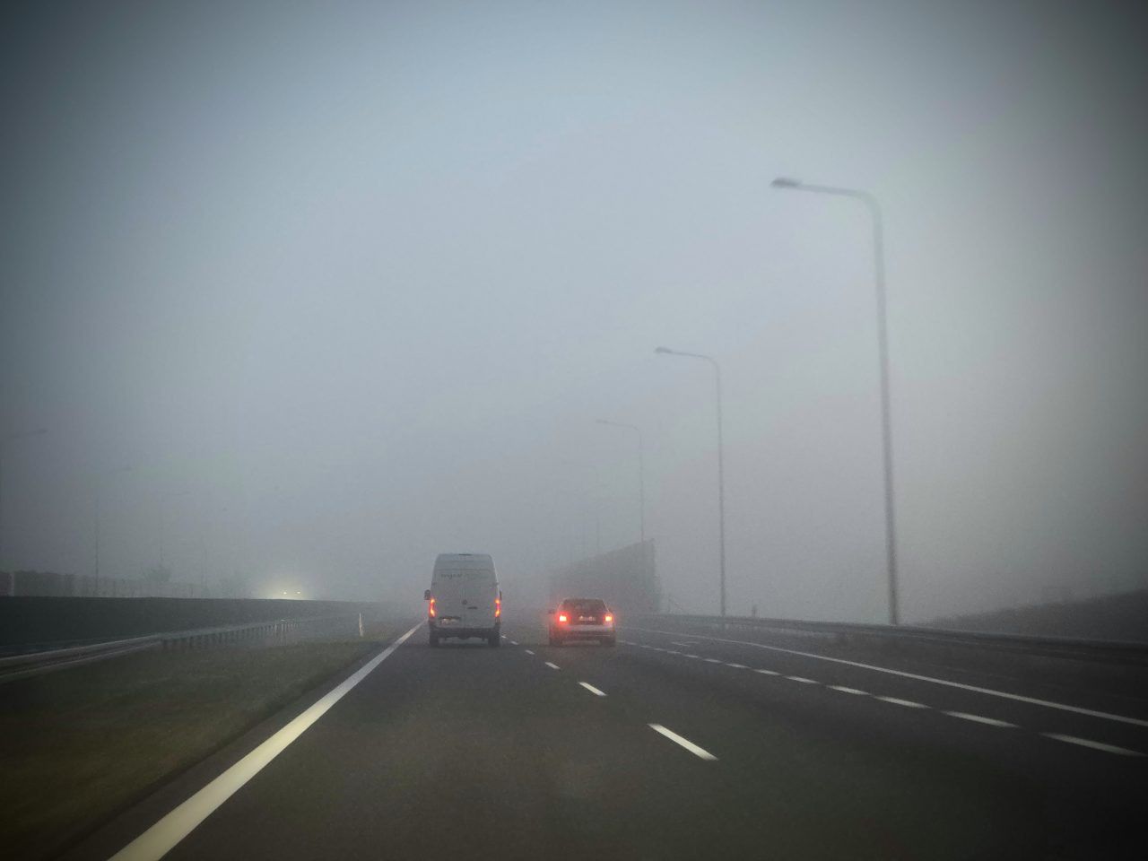 Lubelskie: IMGW ostrzega. Gęsta mgła utrudni podróżowanie