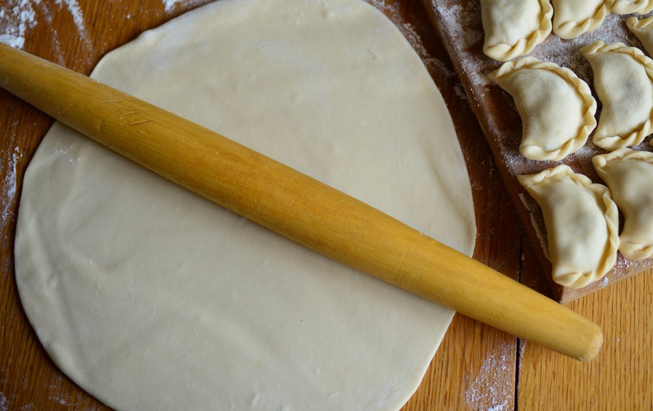 Jak wałkować ciasto na pierogi, żeby nie kleiło się do wałka? Zapomnij o ciągłym podsypywaniu mąką