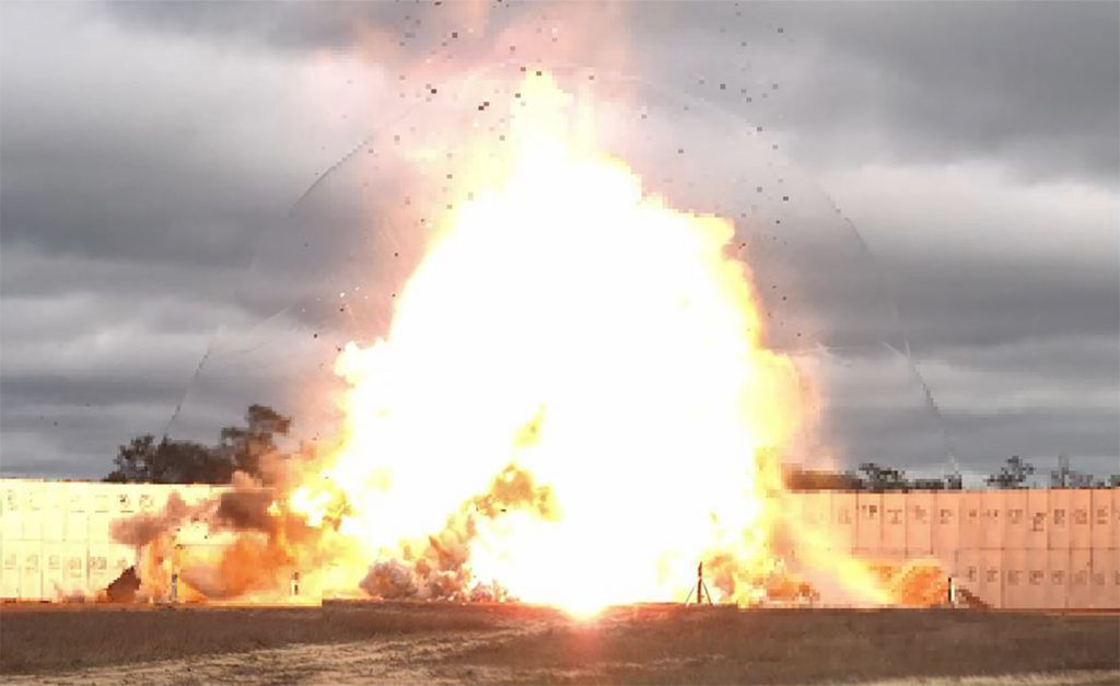 Detonacja bomby GBU-72