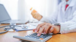 Muszą podać, ile zarabiają lekarze. AOTMiT zbiera dane