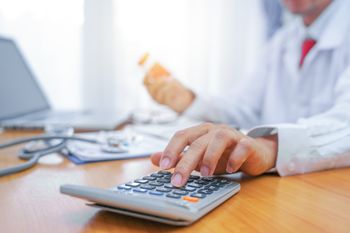 Muszą podać, ile zarabiają lekarze. AOTMiT zbiera dane