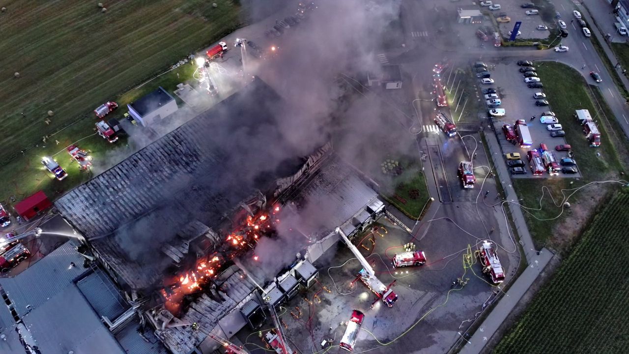 Pożar hali na Pomorzu opanowany. Trwają poszukiwania strażaka