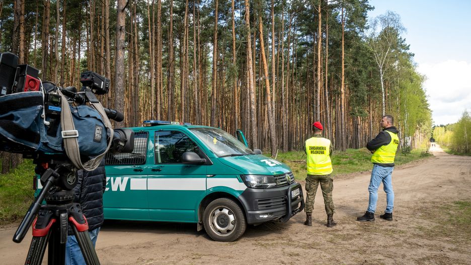 Żandarmeria w pobliżu miejsca, gdzie spadła rakieta