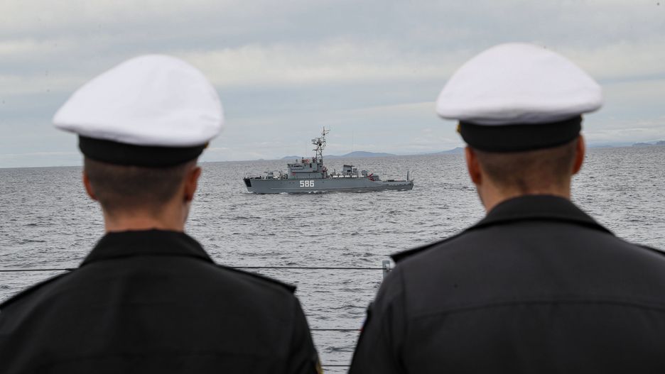 The Vostok 2022 strategic command and staff exercise
epa10160922 Russian Navy sailors on the large anti-submarine ship Marshal Shaposhnikov attend the Vostok 2022 strategic command and staff exercise in the Peter the Great Gulf of the Sea of Japan, near Vladivostok, Russia, 05 September 2022. The Vostok 2022 strategic command and staff exercise will take place from 01 to 07 September 2022 and will involve over 50,000 servicemen and more than 5,000 units of weapons and military equipment.  EPA/YURI KOCHETKOV 
Dostawca: PAP/EPA.
YURI KOCHETKOV