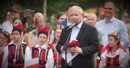 35 sekund filmu PiS, jedno może w nim zaskakiwać. Jest przy Kaczyńskim częściej niż premier