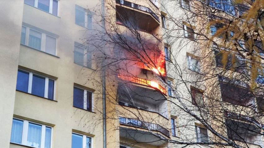 Pożar mieszkania w Krakowie. Mieszkańcy ruszyli z pomocą fot: CowKrakowie.pl