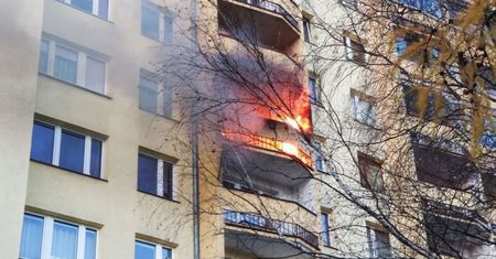 Pożar mieszkania w Krakowie. Mieszkańcy ruszyli z pomocą