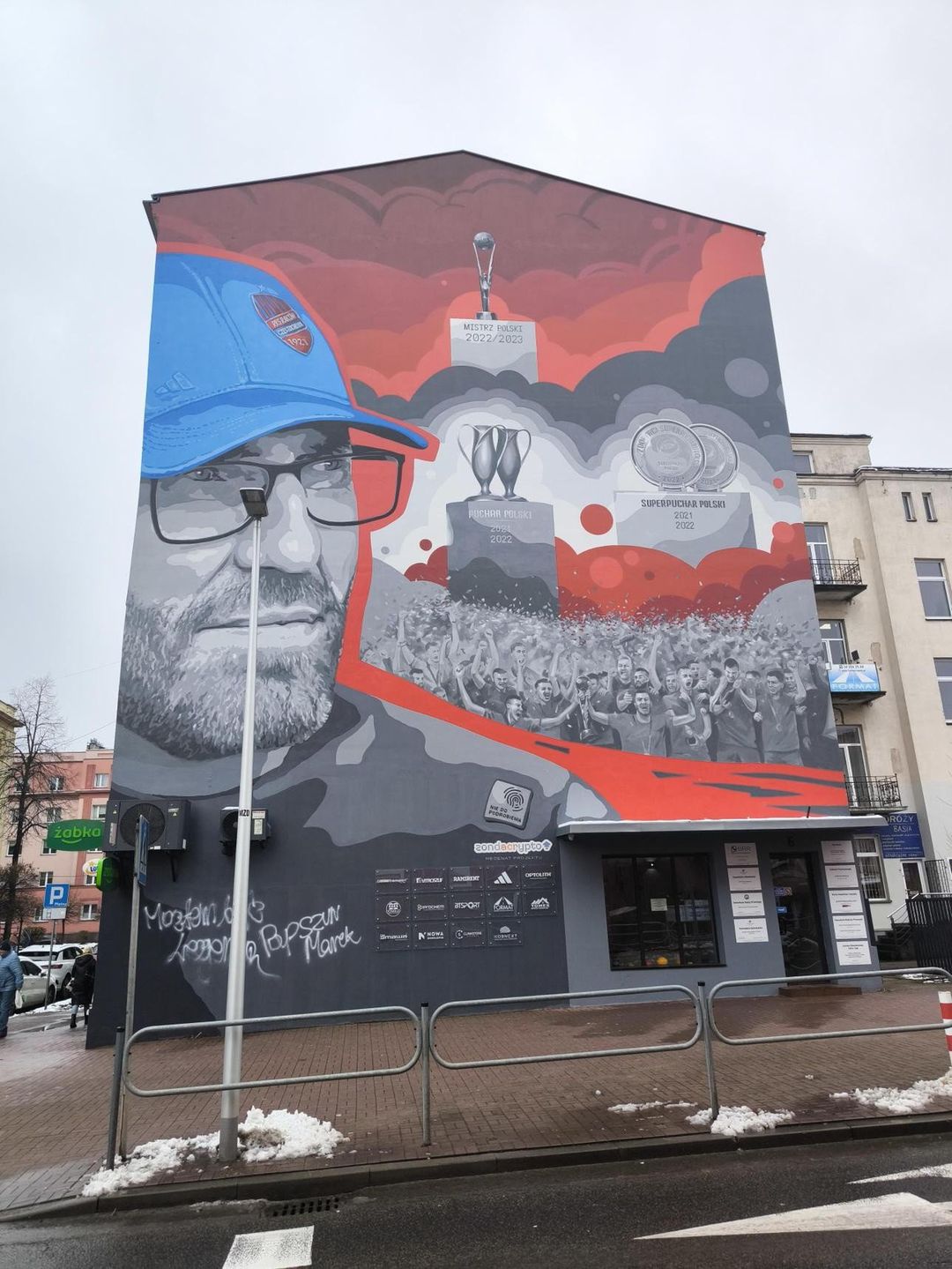 27.11.2025 r. Uszkodzony mural trenera Rakowa Częstochowa Marka Papszuna po deklaracji o chęci pracy w Legii Warszawa.