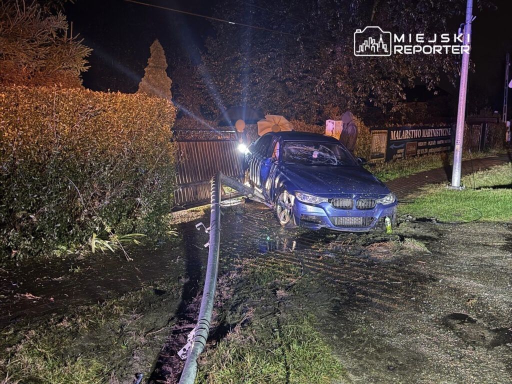 Nieporęt: Nocna kolizja w deszczu. Kierowca BMW uderzył w latarnię i ogrodzenie