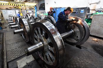 Krótszy tydzień pracy i urlopy. Rosyjski zakład produkcji wagonów i czołgów ma problem