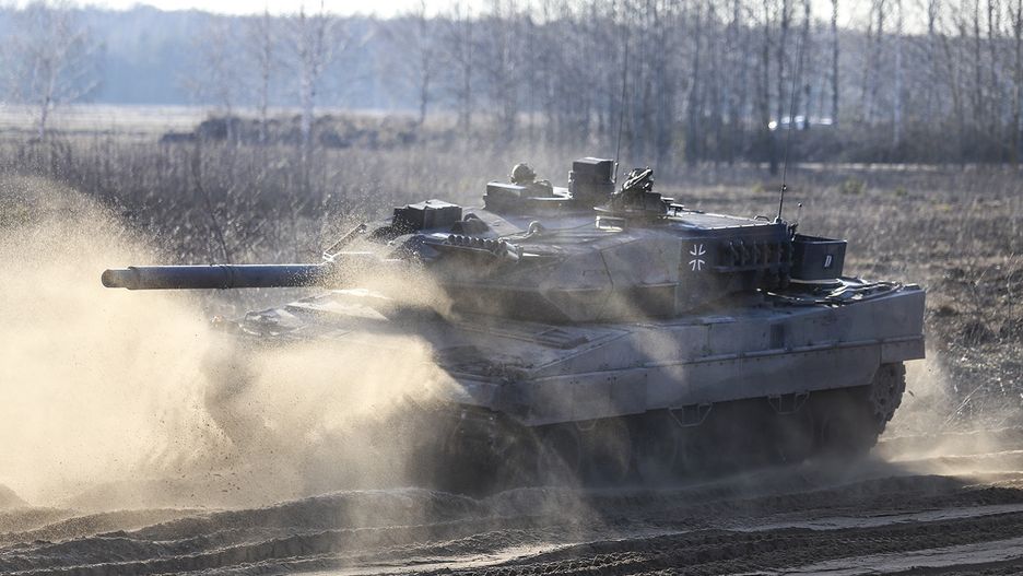 Czołg Leopard 2A6 na poligonie.