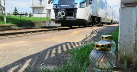 Tragedia na torach. Pociąg śmiertelnie potrącił dziewczynkę