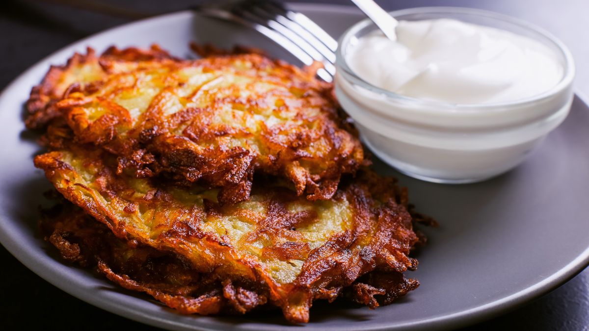 Dodatek marchewki sprawia, że placki są nieco słodsze