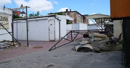 Nie dogadali się z właścicielem prywatnej działki. Ruszyła rozbiórka części stoisk Targu pod Zamkiem [ZDJĘCIA]