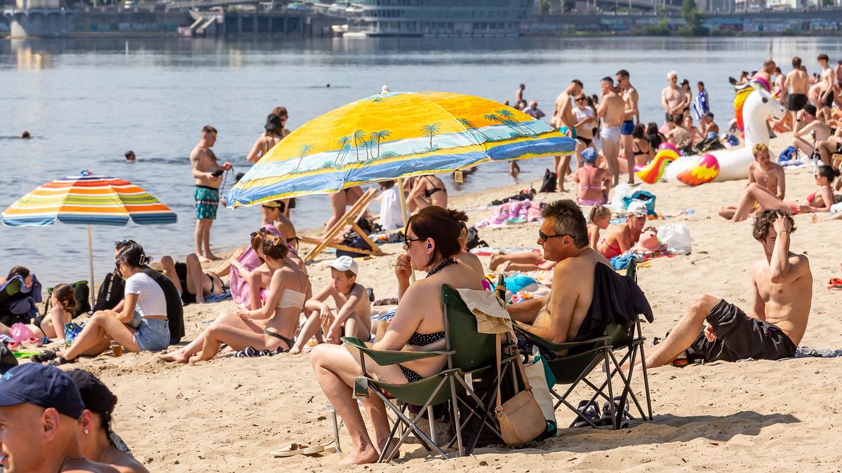 Kijów wraca do życia. Miejska plaża, ulice i bulwary pełne ludzi 1