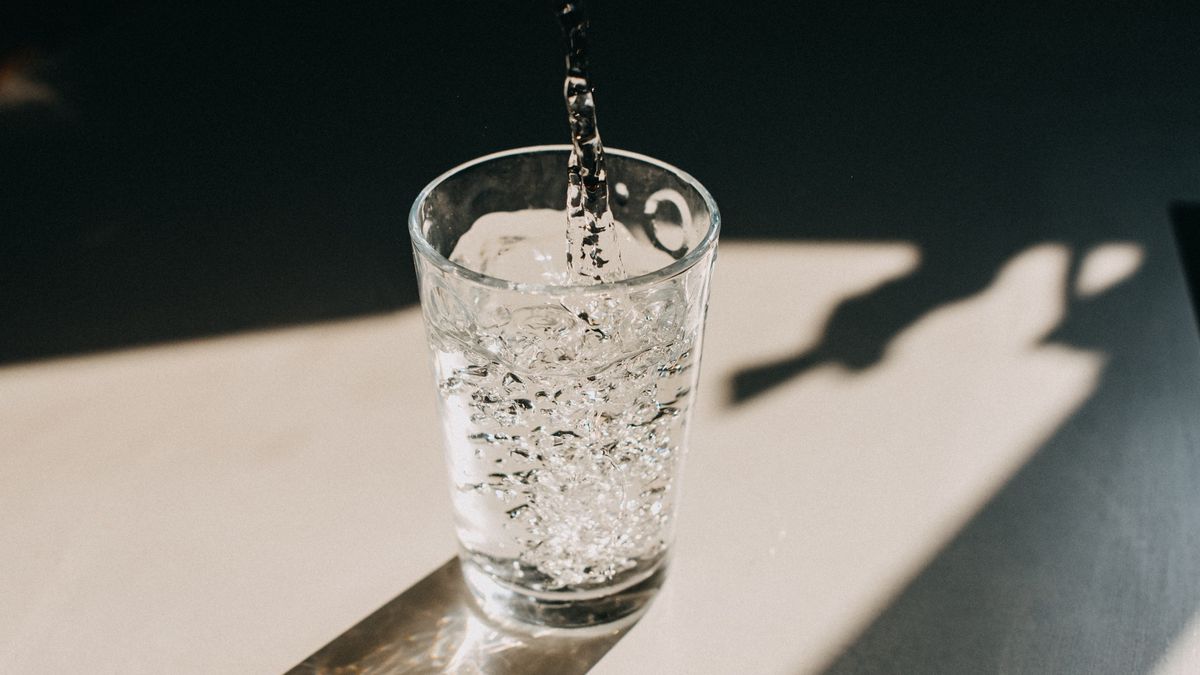 Water being poured in a glass of water that cast a beautiful shadow on a white kitchen countertop
Water being poured in a glass of water that cast a beautiful shadow on a white kitchen countertop. Copy space.
Stefania Pelfini, La Waziya Phot