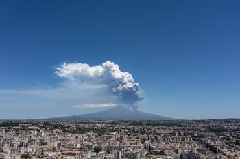 Czy erupcja Etny to wynik manipulacji pogodą? Demagog rozwiewa wątpliwości