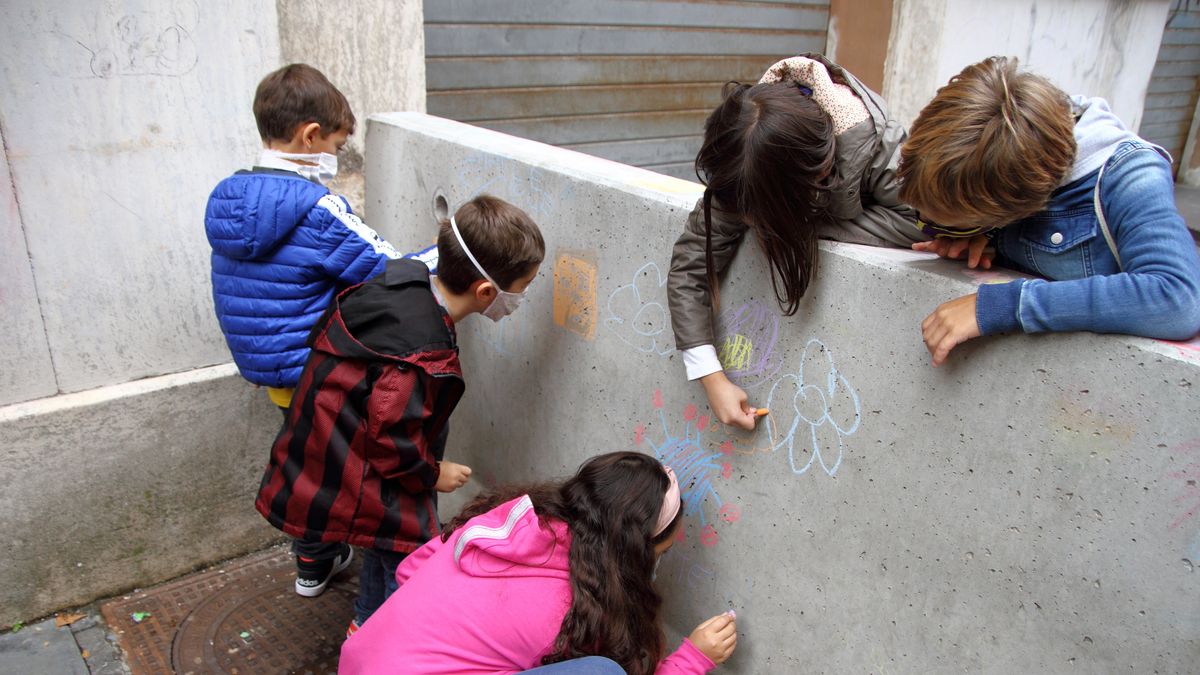 NAPOLI, ITALY - 2020/10/17: Children draw on the wall. Parents, children and teachers gathered to protest against the schools closure and call for the reopening of all schools. The President of the Campania Region, Vincenzo De Luca, in an ordinance no.79 of 15 October 2020 ordered the closure of schools of all levels and universities throughout the region. The reason for this decision is the growing number of Covid-19 positives throughout the Campania region. (Photo by Pasquale Senatore/Pacific Press/LightRocket via Getty Images)
