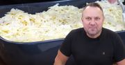 Tomasz Strzelczyk przekłada ziemniaki mięsem. W godzinę robi obiad na dwa dni