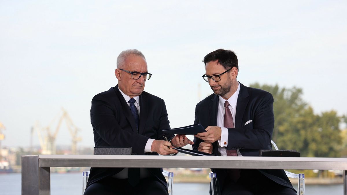 Krzysztof Urbaś - prezes Zarządu Morskich Portów Szczecin i Świnoujście (z lewej) i Daniel Obajtek - prezes PKN Orlen (z prawej)