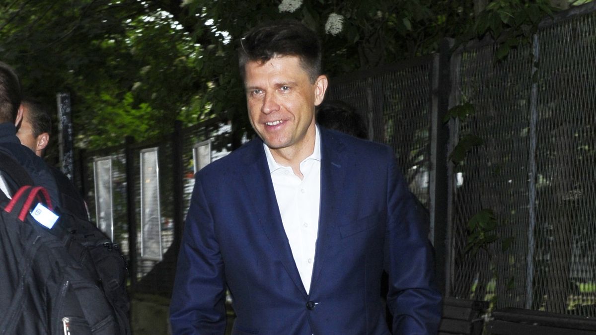 scena z: Ryszard Petru, SK:, , fot. Niemiec/AKPAczerwiec 2017, "Przygoda z ogrodnikiem" - premiera, sylwetka, garnitur granatowy, buty czarne, Ryszard Petru