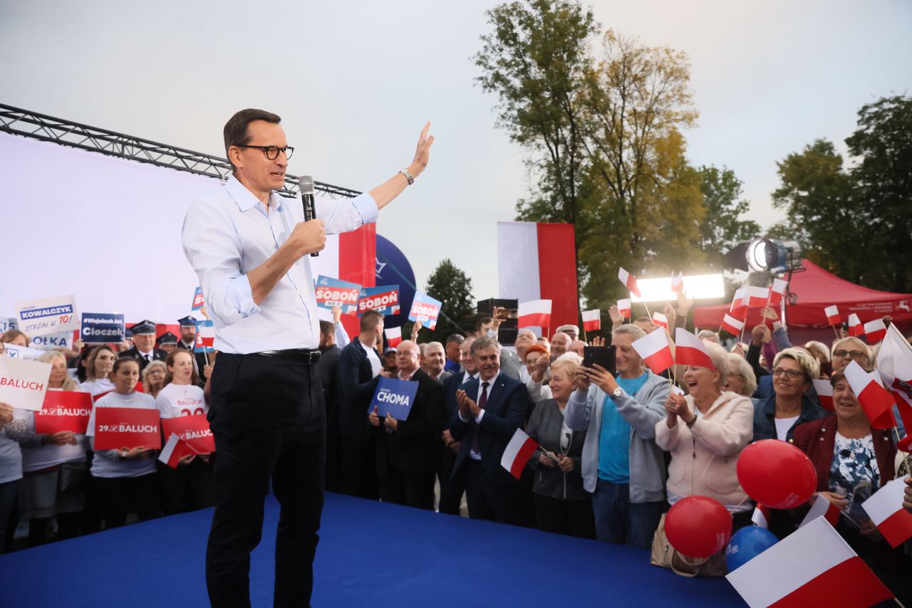 Morawiecki krzyczy ze sceny. "Nie będzie pluł nam w twarz"