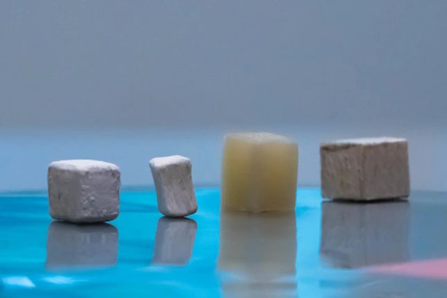 Zmodyfikowane drewno na różnych etapach produkcji (ostatni etap: pierwsza struktura od lewej)