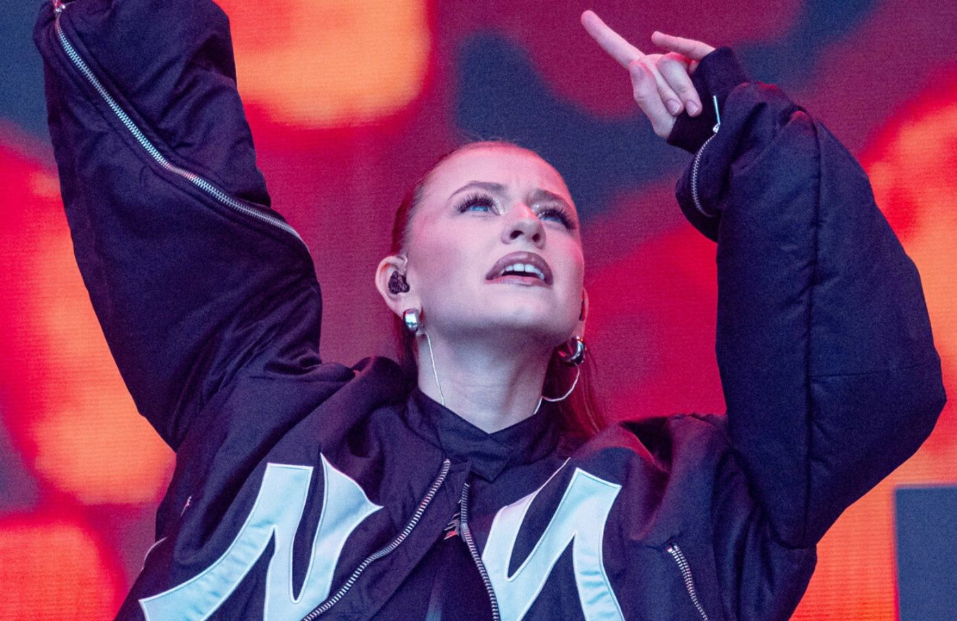 "Moje ciało oglądają z każdej strony jak lalkę". Bambi o presji i hejcie