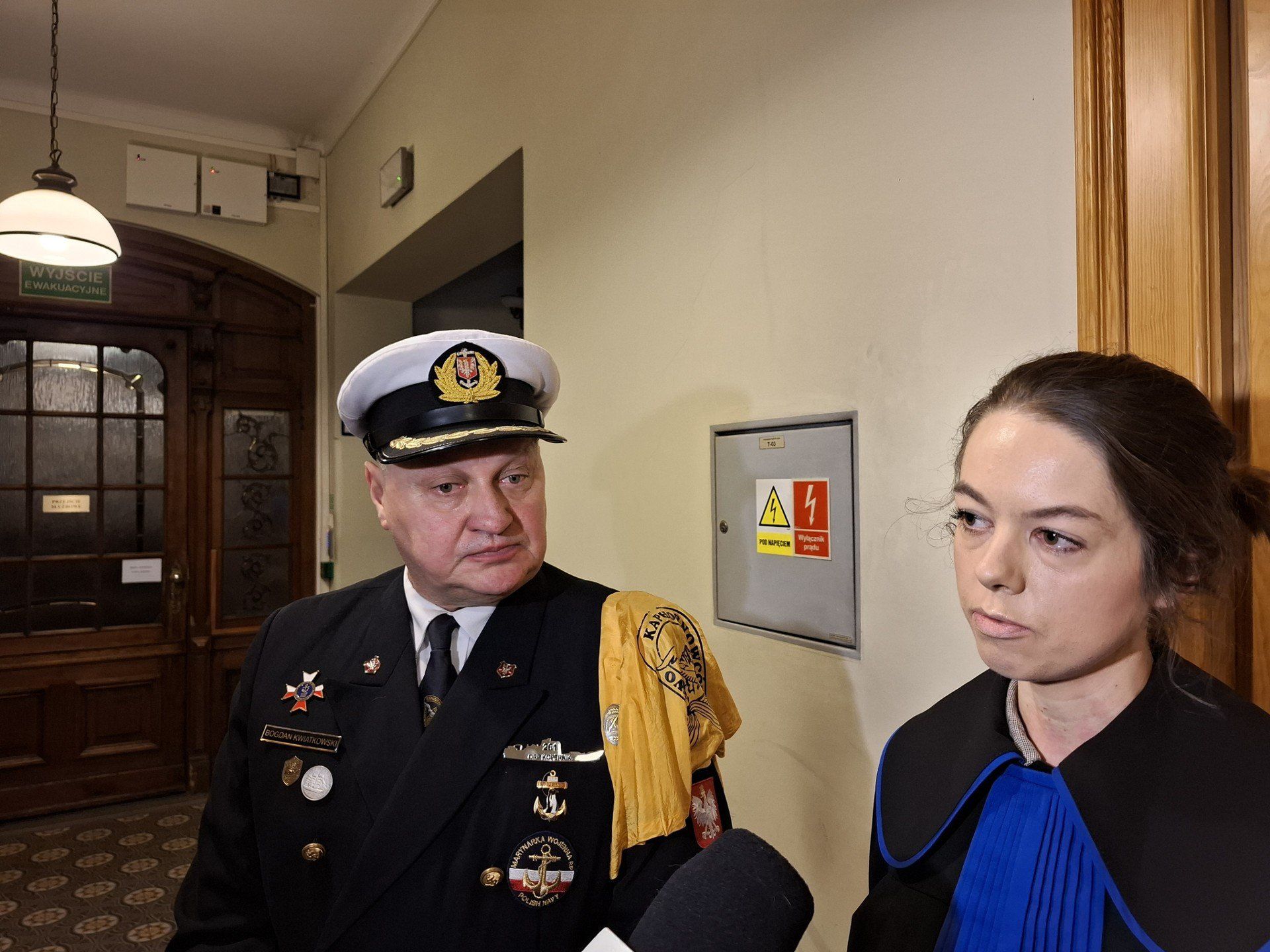 Reprezentująca kapitana we wcześniejszym, sądowym postępowaniu, radca prawna Ewelina Kułakowska ze swoim klientem.