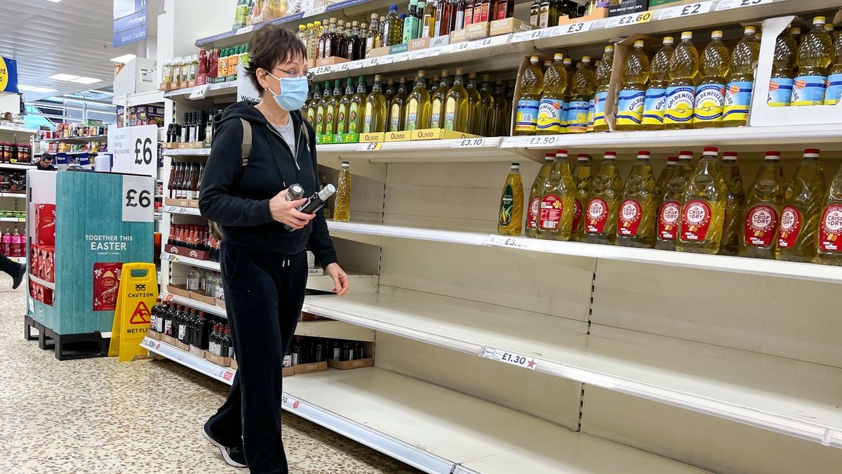 W Wielkiej Brytanii zaczyna brakowa? olejuMandatory Credit: Photo by Dinendra Haria/LNP/Shutterstock (12890398c)  A shopper walks past empty shelves of sunflower cooking oil in Tesco supermarket in north London, as a number of major supermarkets are rationing all cooking oil products. The shortage of sunflower oil has been caused by Russia's invasion of Ukraine last month, as Ukraine is the main producer of the UK's sunflower oil. According to UK's biggest cooking oil bottler, Edible Oils, Britain has only a few weeks supply of sunflower oil left as the ongoing conflict is disrupting exports.  Shortage of sunflower cooking oil, London, UK - 11 Apr 2022Dinendra Haria/LNP/Shutterstock