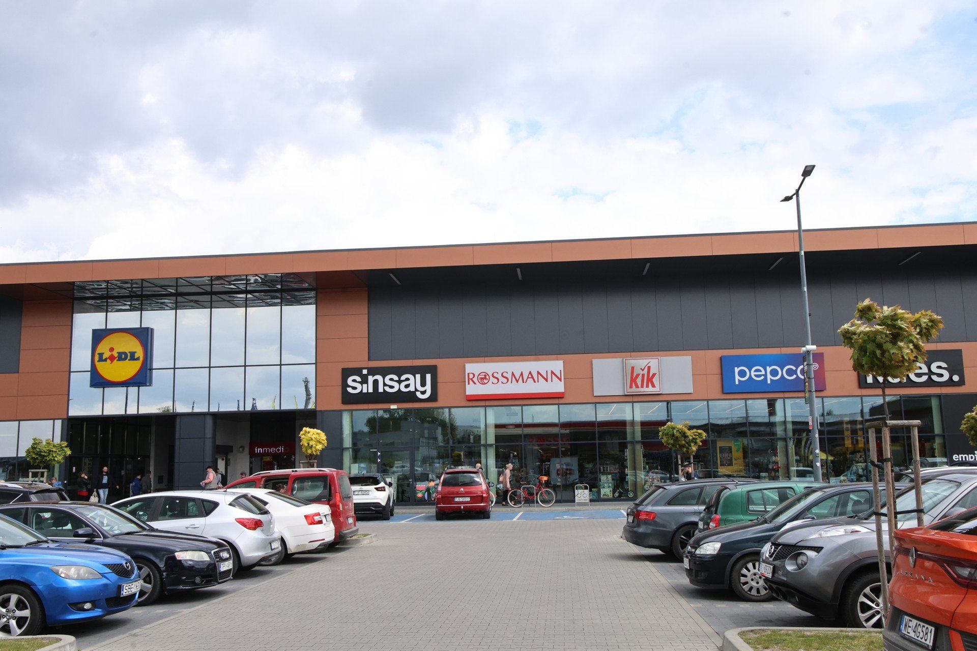 Galeria Handlowa Sekunda w Jędrzejowie wzbogaci się o 14 nowych sklepów. Zdjęcia z maja 2025 roku.