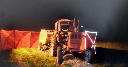 Tragedia podczas prac polowych. Nie żyje mężczyzna wciągnięty przez prasę rolniczą