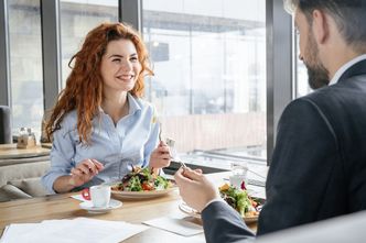 "Przepiśnik. O jedzeniu w pracy". Obowiązkowa lektura dla pracodawców