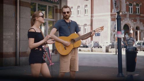 Jest pedagogiem. W wakacje jeździ autostopem i gra na ulicach. "To, co zarobimy, wydajemy, żeby podróżować dalej"