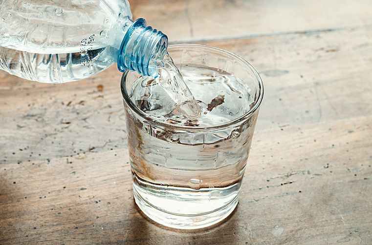 Ile wody należy pić? Tak szybko wyliczysz swoje indywidualne zapotrzebowanie