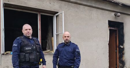 Bohaterska akcja w Złotowie: Policjanci uratowali 65-latka z płonącego domu
