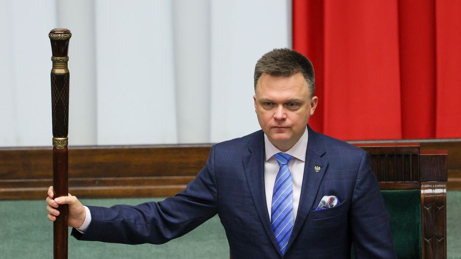 Warszawa, 04.12.2024. Marszałek Sejmu Szymon Hołownia na sali obrad Sejmu w Warszawie, 4 bm. Głównym punktem obrad będą dalsze prace nad budżetem państwa na 2025 r. Posłowie zajmą się też projektem ws. dofinansowania do wynagrodzeń pracowników z niepełnosprawnościami oraz wnioskiem o zgodę na doprowadzenie Zbigniewa Ziobry przed komisję śledczą. (ad) PAP/Paweł Supernak