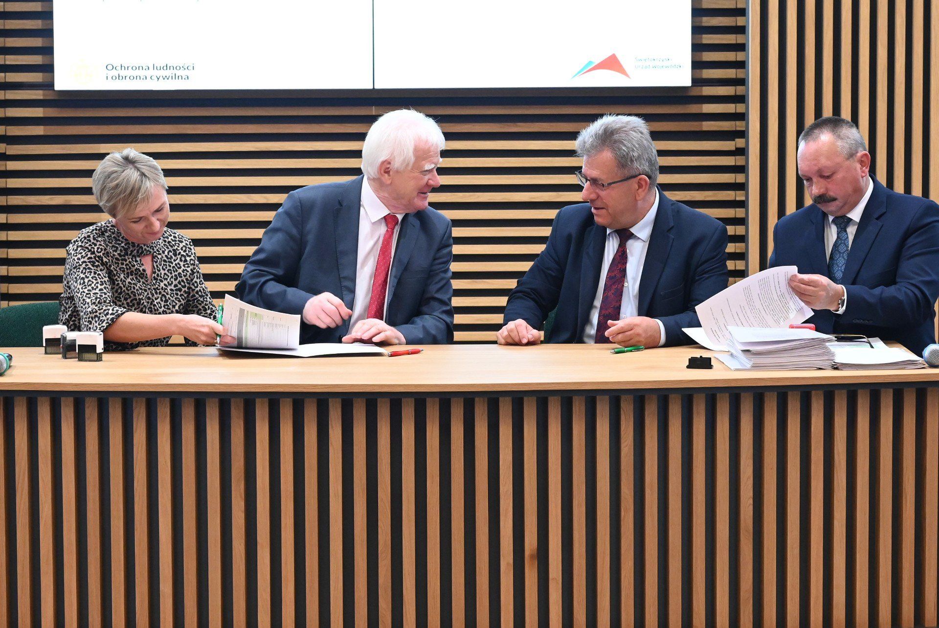 Umowę podpisuje Ryszard Zych, burmistrz Stopnicy 
