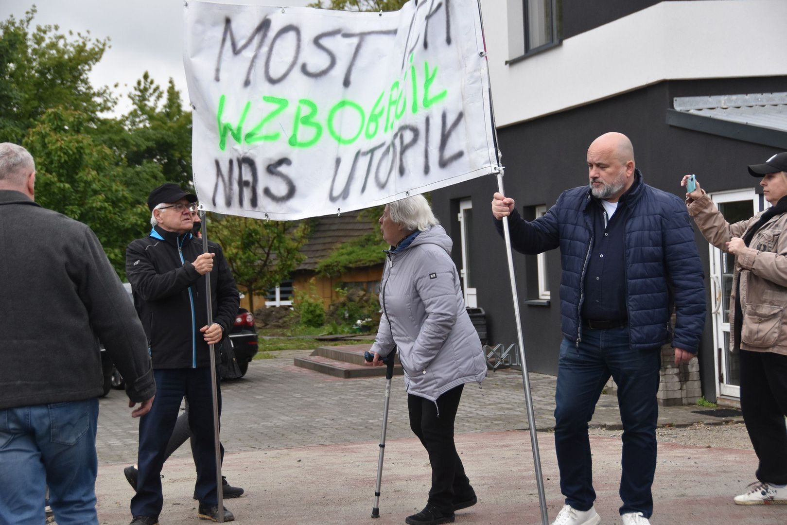 Protest trwał dwie godziny. Mieszkańcy i przedsiębiorcy blokowali przejazd ulica Tuchowską, która jest w trakcie dużej przebudowy