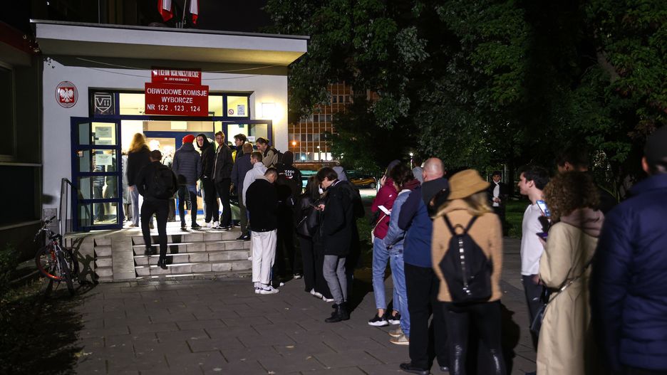 Kraków, 15.10.2023. Wybory parlamentarne 2023. Kolejka osób oczekujących na oddanie głosu przed siedzibą Obwodowej Komisji Wyborczej nr 124 w Krakowie, 15 bm. Trwa głosowanie w wyborach parlamentarnych i towarzyszącym im referendum. Do jego zakończenia obowiązuje cisza wyborcza i referendalna (aldg) PAP/Łukasz Gągulski